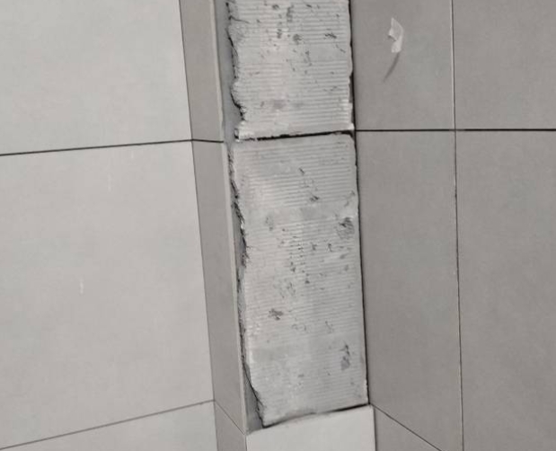 单县瓷砖空鼓维修公司分享下瓷砖施工前基层浇水润湿程度不足，可能导致以下问题